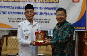 Permudah ASN Dalam Menempuh Kuliah, Pemkab Bondowoso Tandatangani Kerjasama dengan ITS Mandala Jember