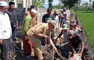 Permudah Akses Warga, Kades Cindogo Bondowoso Buka Jalan Menuju Makam