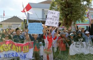 Ratusan Masyarakat Minta Kades Mundurejo Jember Dibebaskan, Diduga Ada Motif Politik Terkait Penetapan Tersangka