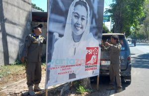 Satpol PP Bondowoso Tertibkan Banner Partai di Sepanjang Jalan A. Yani
