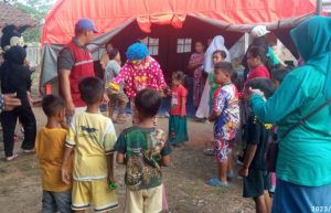 Sejumlah Badut Hibur Anak-Anak Korban Kebakaran di Jember, Bentuk Penanganan Trauma Healing