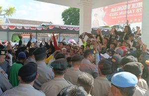 Demo di Kantor Kejari Jember Ricuh, Saling Dorong Untuk Bebaskan Kades Tersangka Korupsi
