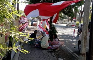 Jelang 17 Agustus, Pedagang Bendera Mulai Bertebaran di Sepanjang Jalan di Bondowoso