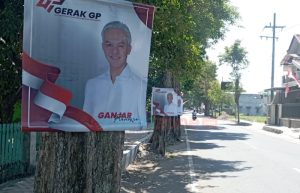 Menjelang Tahun Politik, Banyak Banner Calon Numpang Nampang di Pohon