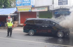 Mobil Toyota Alphard Terbakar di Jember, Pemadaman Dibantu Truk Water Canon