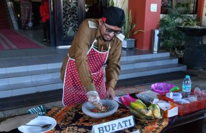 Rujak Ulekan Bupati Sumenep Laku Rp1,2 Juta Dalam Lomba HUT ke-78 Kemerdekaan RI