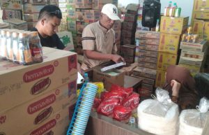 Satpol PP Bersama Damkar Pamekasan Sosialisasikan Larangan Menjual Rokok Ilegal