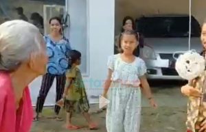 Semarak Agustusan, Nenek di Jember Meriahkan Lomba Makan Kerupuk Bareng Bocah
