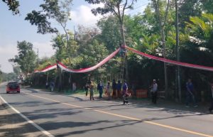 Warga Jember Bentangkan Kain Merah Putih Sepanjang 3,250 KM di Jalur Nasional