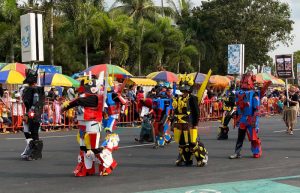 Aksi Pungut Sampah Warnai Karnaval Budaya Jember