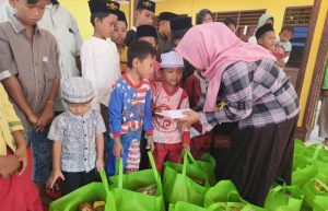 Gandeng Rumah Zakat Salurkan Bantuan Kepada Anak Yatim, Kades Vera: Alhamdulillah bisa berbagi bersama mereka