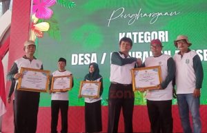 Kades Lobuk Sumenep Terima Penghargaan Desa Berseri dari Gubernur Jatim
