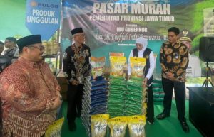 Operasi Pasar Murah, Gubernur Jatim Serahkan Bantuan Kepada Ratusan Usaha Mikro di Bondowoso