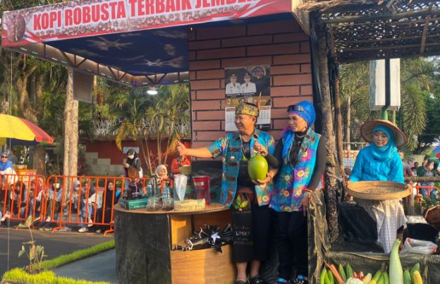 Pawai Mobil Hias di Jember, Ada Warga Berebut Hasil Tani Sampai ODGJ Diberi Minum Bupati