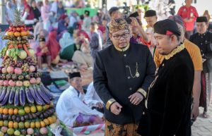 Persembahkan Hasil Pertanian Kepada Bupati Sumenep Lewat Ritual Tatorbhengan, Cara Warga Jaga Warisan Budaya