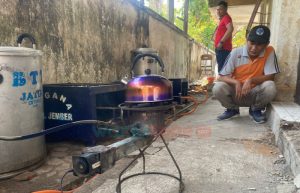 Relawan di Jember Buat Kompor Oli Bekas, Alat Masak Alternatif Saat Tangani Bencana