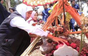 Sambangi Keluarga Farhat, Gubernur Jatim Hadiahkan Umroh Gratis