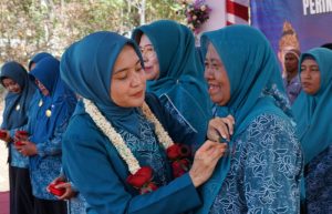 Sematkan Pin Emas, Cara Istri Bupati Cak Fauzi Hargai Mengabdi Puluhan Tahun Kader PKK