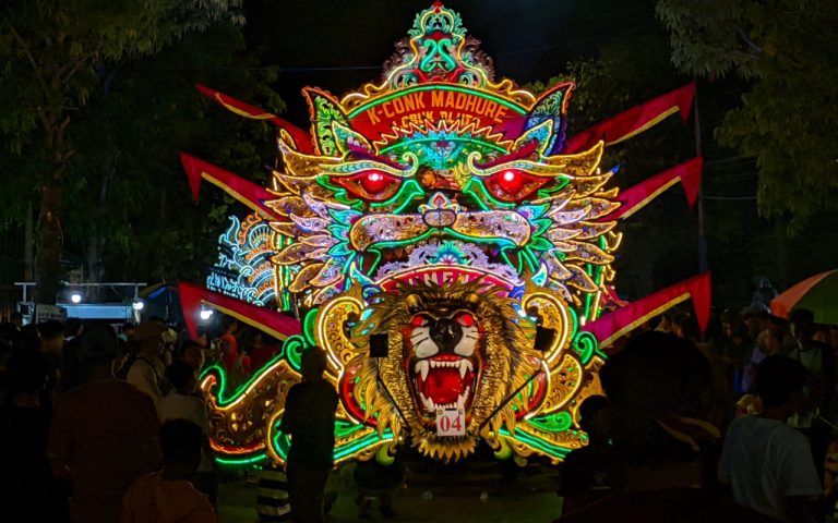Foto: Penampilan peserta nomor urut 04 'K-Conk Madhure' dari Desa Lobuk, Kecamatan Bluto, Kabupaten Sumenep, dalam Festival Musik Tong-Tong Se-Madura, yang digelar Pemkab Sumenep bekerjasama dengan Forum Komunikasi Putera-puteri Purnawirawan dan Putera-Puteri TNI-Polri (FKPPI) Cabang 1327 Sumenep. Sabtu malam (14 Oktober 2023).