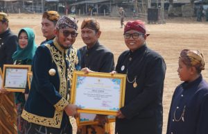 Kado Hari Jadi Kabupaten Sumenep ke-754, Kades Lobuk Terima Penghargaan Desa Berseri Jatim