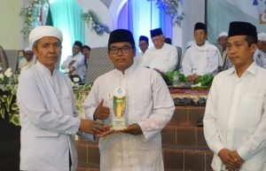 Sukses Sulap Pantai Penuh Sampah Jadi Destinasi Wisata, Kades Lobuk Raih Anugerah Santri 2023