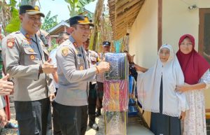 Tinggal di Rumah Reyot 10 Tahun, Nenek Mistika Tersenyum Lebar Setelah Dapat Bedah Rumah