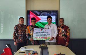 Jajaran Direksi hingga Karyawan BPRS Bhakti Sumekar Sisihkan Gaji, Salurkan Bantuan Kemanusiaan untuk Palestina