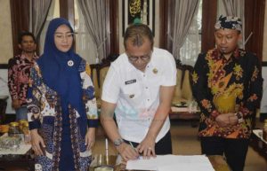 PJ. Bupati Bondowoso Tandatangani NPHD Bersama KPUD dan Bawaslu