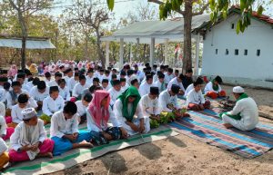 Pulau Giliraja Krisis Air Bersih, Santri Ponpes Al-Arief Jate Gelar Shalat Istisqa di Asta Bhujuk Anten