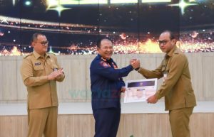 Bupati Hendy Serahkan Anugerah Keterbukaan Informasi Publik Award Kabupaten Jember 2023