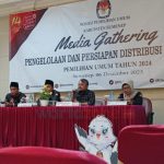 Caption: Komisioner KPU Sumenep Rafiqi saat Media Gathering bersama puluhan wartawan, Rabu (6/12/2023).