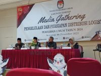 Caption: Komisioner KPU Sumenep Rafiqi saat Media Gathering bersama puluhan wartawan, Rabu (6/12/2023).