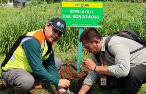 Gandeng DLH, Cabang Dinas Kehutanan Wilayah Jember Tanam Ratusan Bibit Pohon di Bondowoso