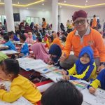 Foto: Direktur Utama BPRS Bhakti Sumekar Hairil Fajar membersamai peserta lomba mewarnai tingkat PAUD, Sabtu (9 Desember 2023).