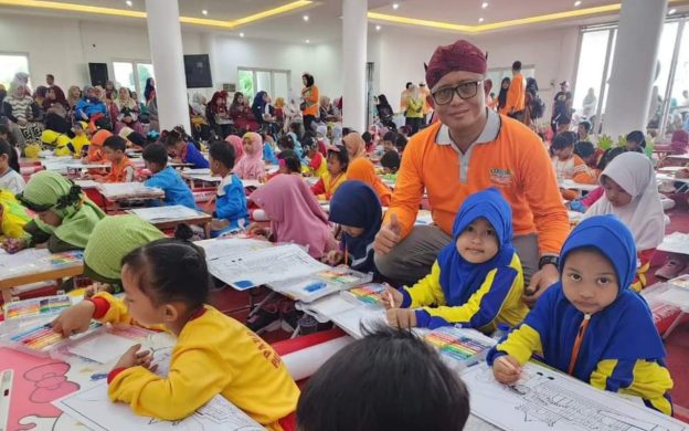 Foto: Direktur Utama BPRS Bhakti Sumekar Hairil Fajar membersamai peserta lomba mewarnai tingkat PAUD, Sabtu (9 Desember 2023).