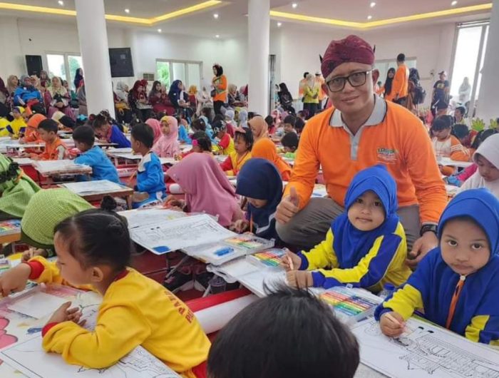 Foto: Direktur Utama BPRS Bhakti Sumekar Hairil Fajar membersamai peserta lomba mewarnai tingkat PAUD, Sabtu (9 Desember 2023).