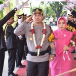 Foto: Prosesi penyambutan Kapolres Sumenep yang baru AKBP Henri Noveri Santoso, di halaman Mapolres Sumenep. Kamis (11/01/2024).