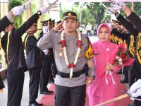 Foto: Prosesi penyambutan Kapolres Sumenep yang baru AKBP Henri Noveri Santoso, di halaman Mapolres Sumenep. Kamis (11/01/2024).