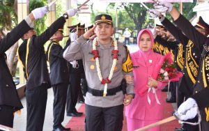 Pedang Pora dan Tari Muang Sangkal Sambut Kapolres Sumenep Baru