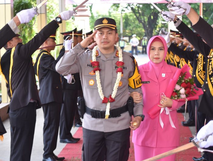 Foto: Prosesi penyambutan Kapolres Sumenep yang baru AKBP Henri Noveri Santoso, di halaman Mapolres Sumenep. Kamis (11/01/2024).