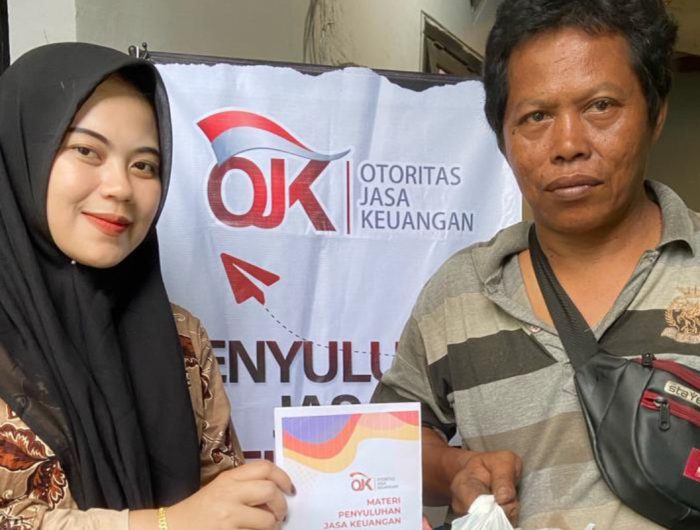 Foto: tim OJK bersama Like saat memberikan penyuluhan jasa keuangan dari rumah ke rumah di Kabupaten Sumenep.