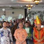 Foto: Saat Kepala BPN Kabupaten Nias, Sekda Kabupaten Nias dan Anggota DPR RI Komisi II (kiri-kanan) foto bersama masyarakat penerima sertifikat tanah.