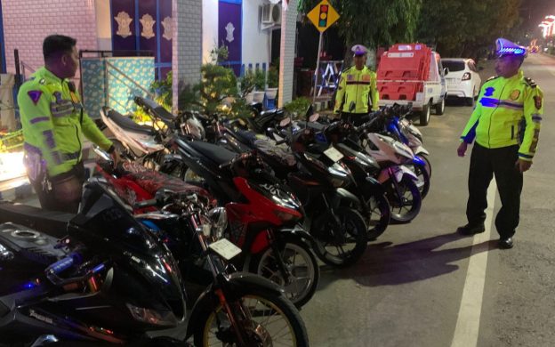 Foto: Puluhan motor berknalpot brong diamankan Satlantas Polres Sumenep, saat melakukan balap liar malam minggu, di Jalan Trunojoyo, Jalan Diponegoro, Lingkar Timur, Lingkar Barat, Lingkar Utara, Jalan Raya Patean dan Jalan Raya Lenteng.
