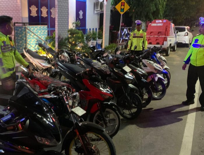 Foto: Puluhan motor berknalpot brong diamankan Satlantas Polres Sumenep, saat melakukan balap liar malam minggu, di Jalan Trunojoyo, Jalan Diponegoro, Lingkar Timur, Lingkar Barat, Lingkar Utara, Jalan Raya Patean dan Jalan Raya Lenteng.