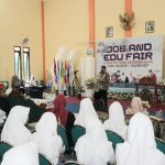 Foto: Bupati Sumenep, H. Achmad Fauzi Wangsojudo saat membuka job and edu fair SMKN 1 Sumenep.