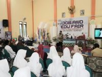 Foto: Bupati Sumenep, H. Achmad Fauzi Wangsojudo saat membuka job and edu fair SMKN 1 Sumenep.