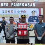 Foto: Kapolres Pamekasan, AKBP Jazuli Dani Iriawan (pegang BB) saat konferensi pers kasus narkoba antar pulau di Mapolres Pamekasan, Jl Stadion 81 Pamekasan, Rabu (17/1/2024).