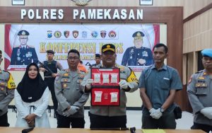 Foto: Kapolres Pamekasan, AKBP Jazuli Dani Iriawan (pegang BB) saat konferensi pers kasus narkoba antar pulau di Mapolres Pamekasan, Jl Stadion 81 Pamekasan, Rabu (17/1/2024).