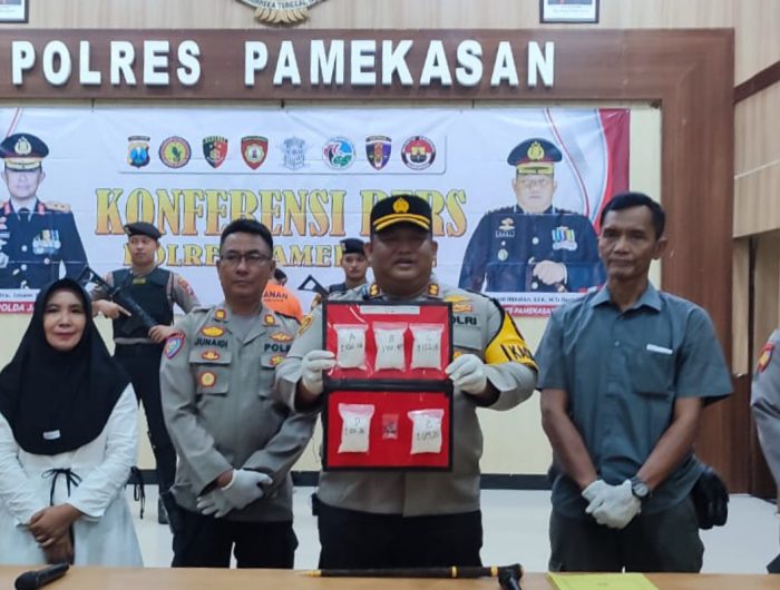 Foto: Kapolres Pamekasan, AKBP Jazuli Dani Iriawan (pegang BB) saat konferensi pers kasus narkoba antar pulau di Mapolres Pamekasan, Jl Stadion 81 Pamekasan, Rabu (17/1/2024).