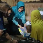 Foto: Dinas Kesehatan Kabupaten Pamekasan, Madura, saat melakukan vaksinasi terhadap anak usia 0 sampai 8 tahun untuk mencegah peredaran virus polio secara serentak di 13 kecamatan.